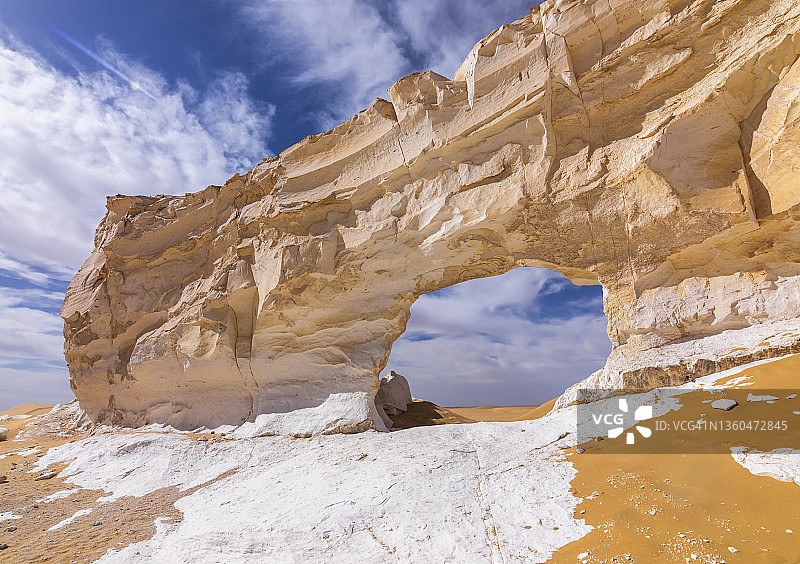 白色沙漠中的天然岩石拱门，埃及图片素材