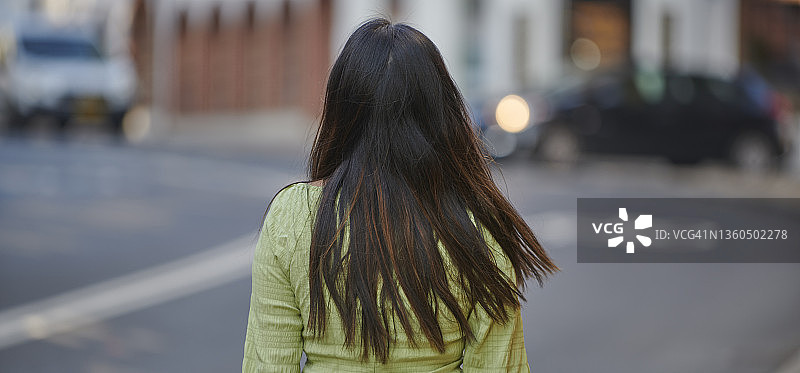 行走中的女人特写图片素材