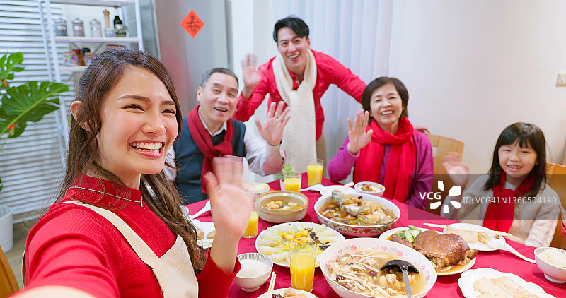 一家人正在进行视频通话图片素材