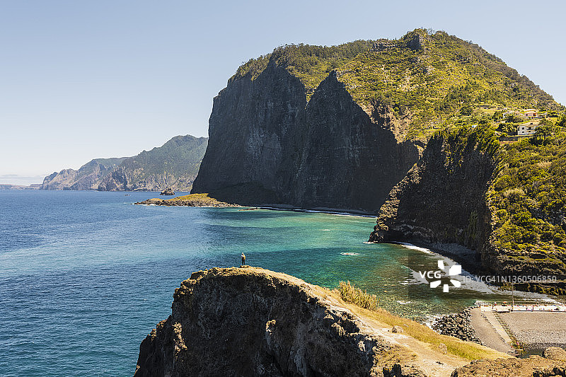 站在海滩木桩上的人图片素材