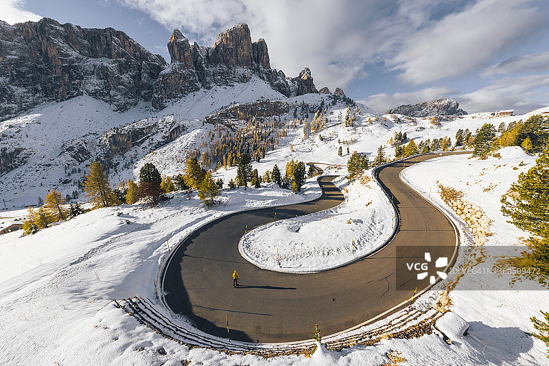 冬天站在山路上的男人图片素材