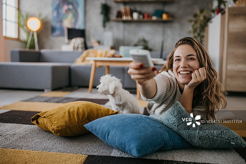 女人正在看电视图片素材