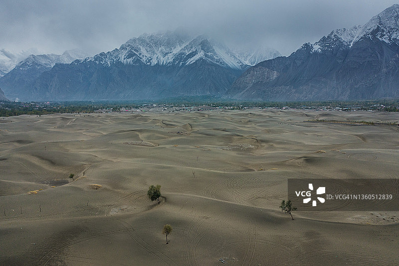 巴基斯坦北部卡特帕纳沙漠的航拍美景图片素材