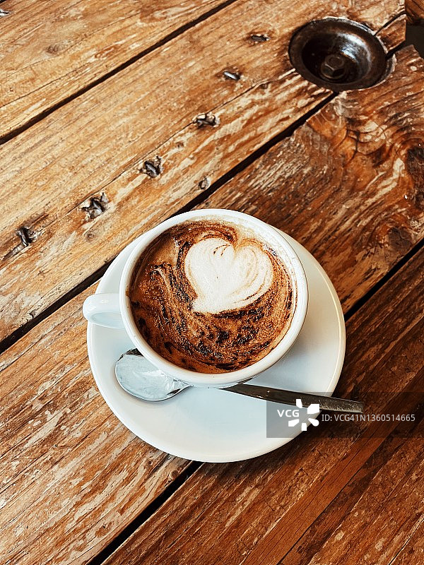 乡村桌面上的拿铁咖啡杯图片素材