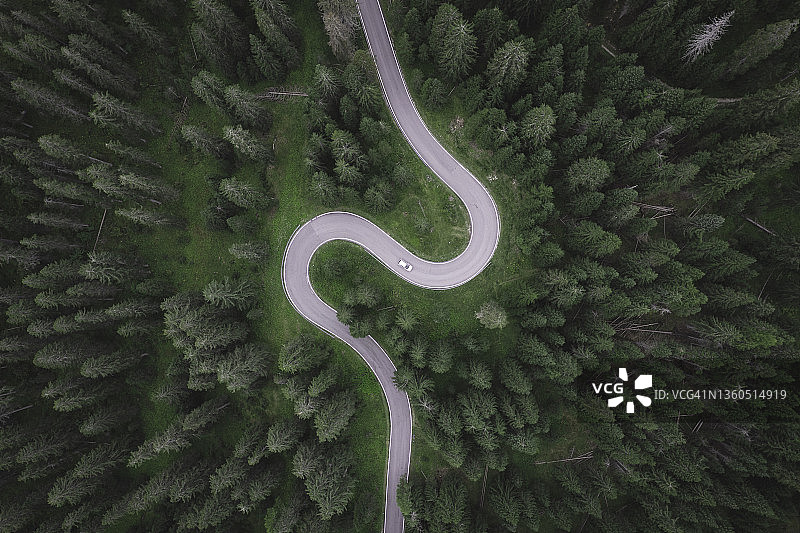 蜿蜒的山路航拍图片素材