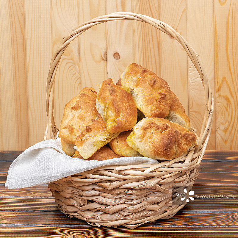 木制篮子里自制馅饼特写图片素材