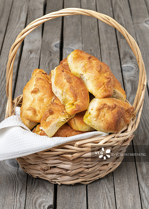 柳条木篮里的金棕色手工烘焙馅饼图片素材