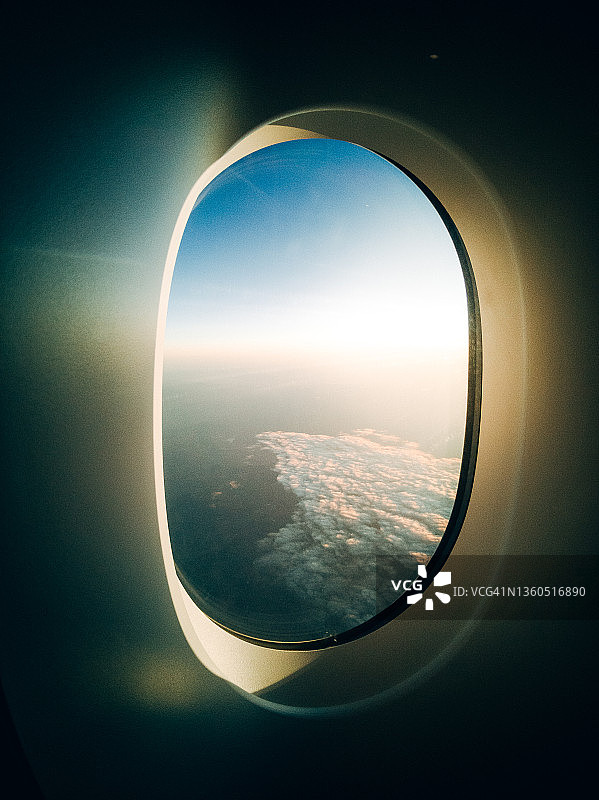 乘客视角的飞机舷窗景色图片素材