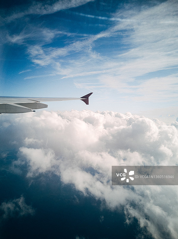 乘客视角的飞机舷窗景色图片素材