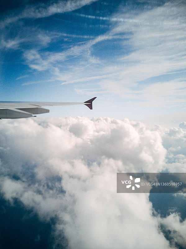 乘客视角的飞机舷窗景色图片素材