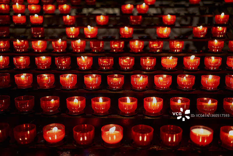 教堂里一排排还愿蜡烛图片素材