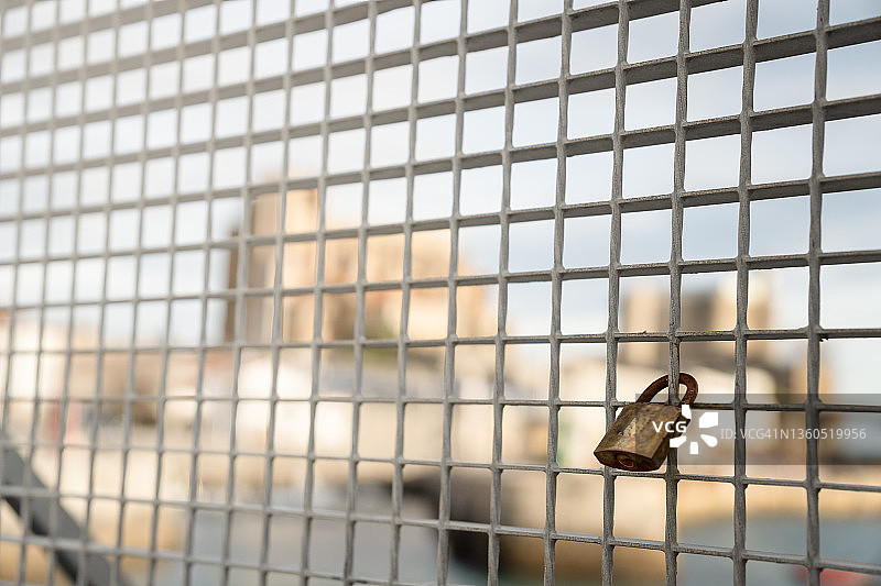 卡斯特罗·乌迪亚莱斯港口前笼子上的挂锁图片素材