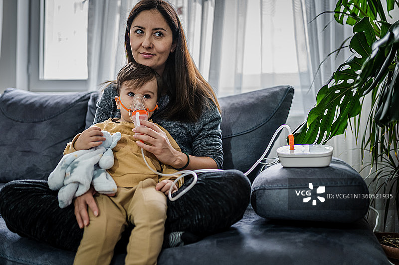 男婴在家接受吸入治疗图片素材