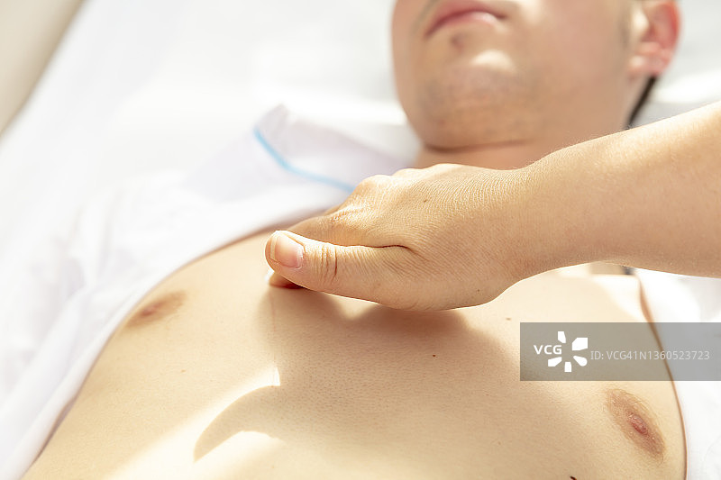 心脏病专家手持患者心电图结果图片素材