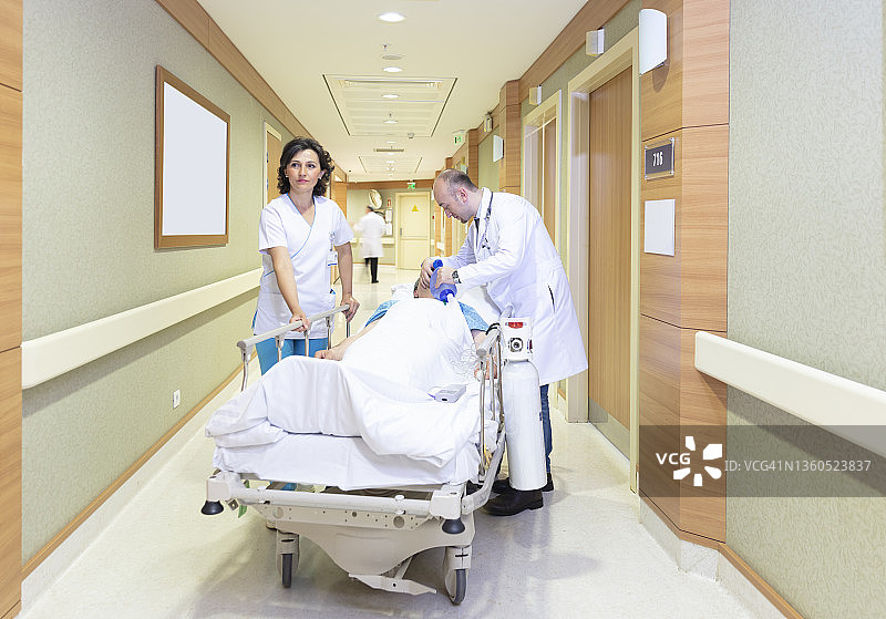 医生用轮椅送病人图片素材