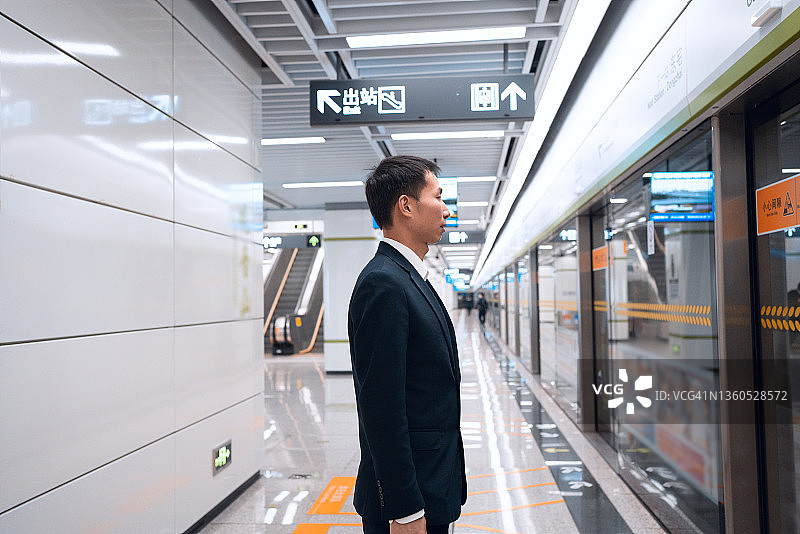 等待地铁的亚洲男人图片素材