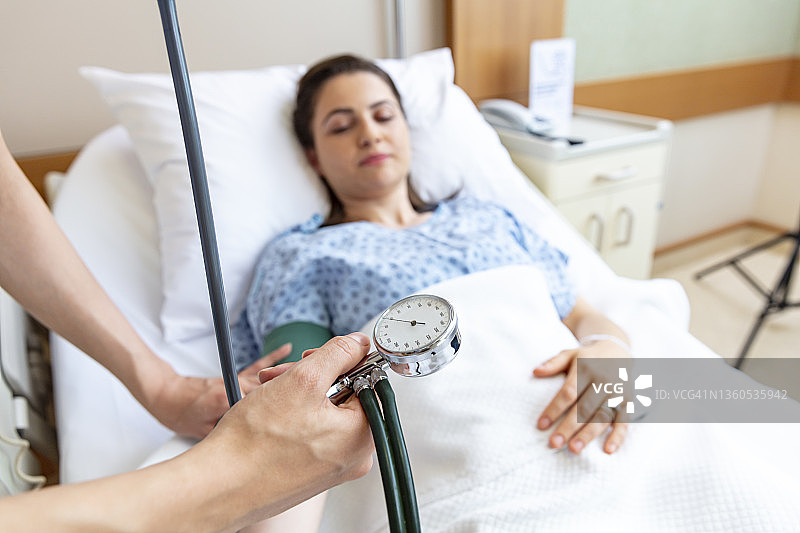 医生测量血压图片素材