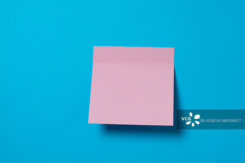 蓝色背景上粉色便签纸，留白可写字图片素材