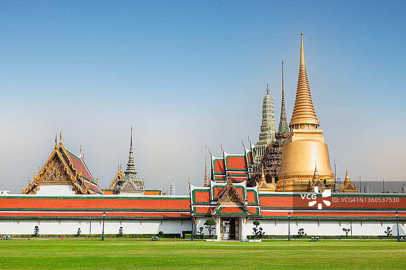 曼谷玉佛寺的尖顶和屋顶图片素材