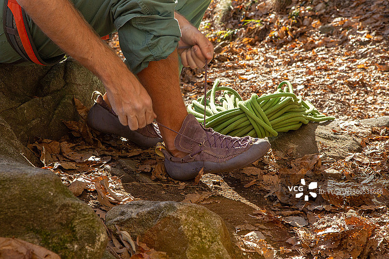 攀岩者系紧鞋带图片素材