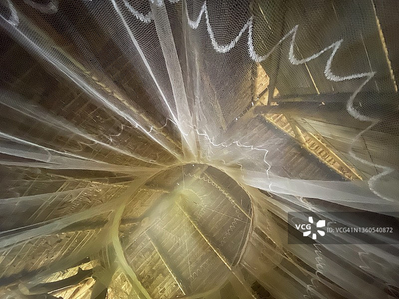 山地部落房屋内的白色蚊帐图片素材