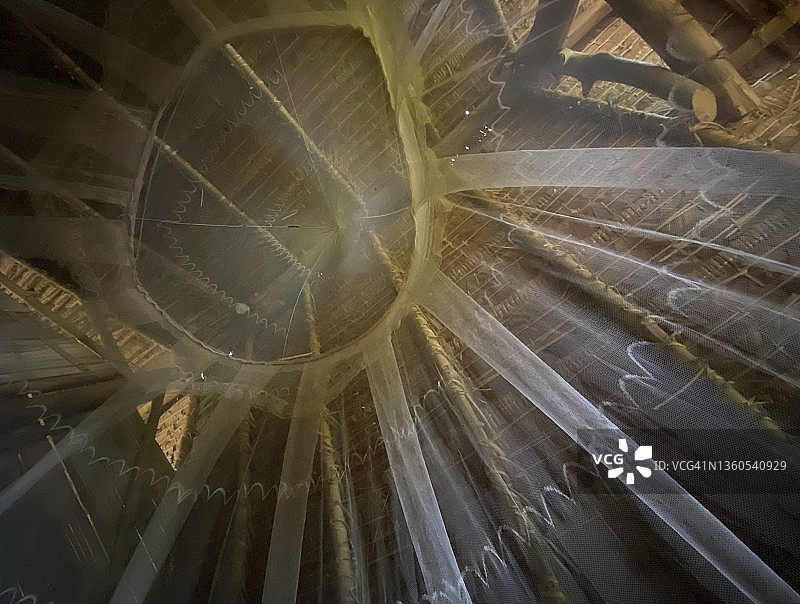 山地部落房屋内的白色蚊帐图片素材