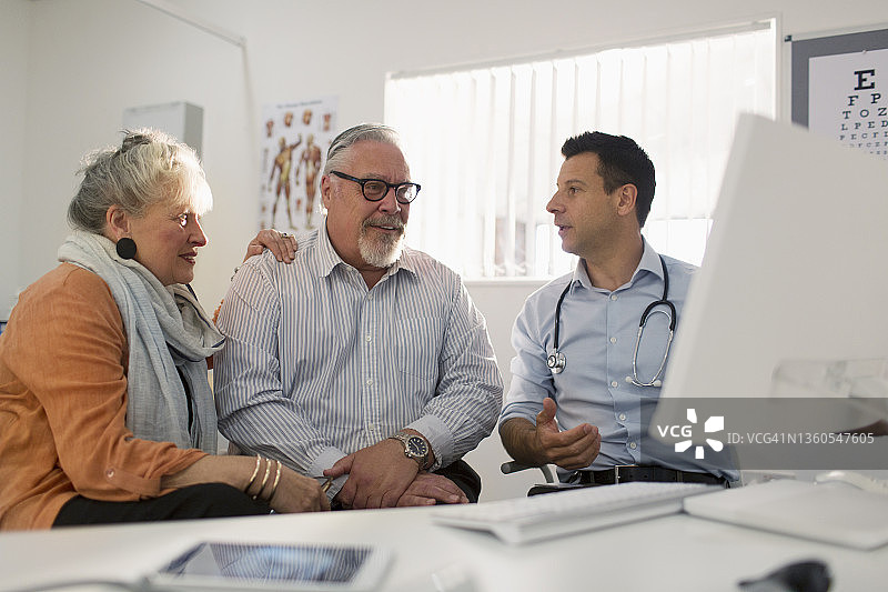 医生在办公室与老年夫妇在电脑前会面图片素材