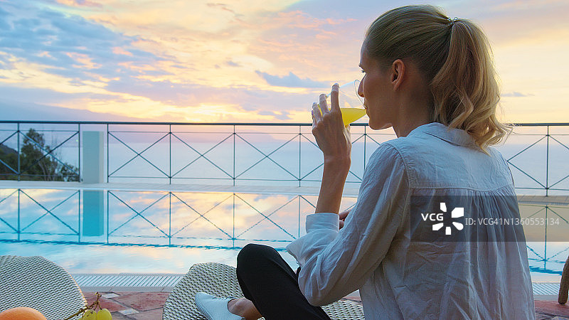 女人在露台上工作，享受宁静的海景图片素材