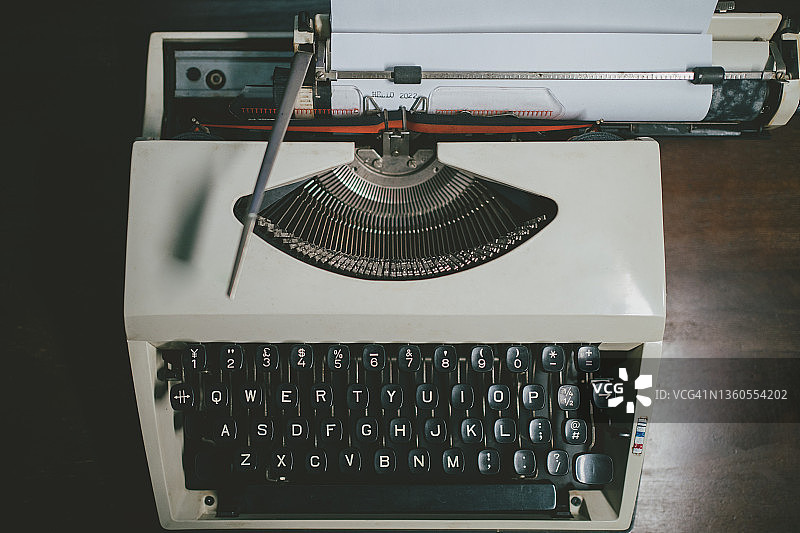 打字机打印“你好2022”图片素材