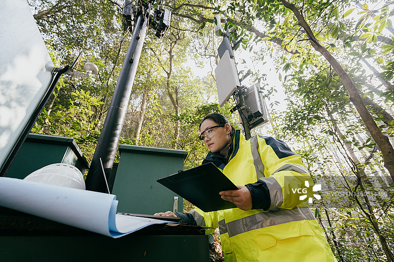 亚洲女工程师调试5G信号基站图片素材