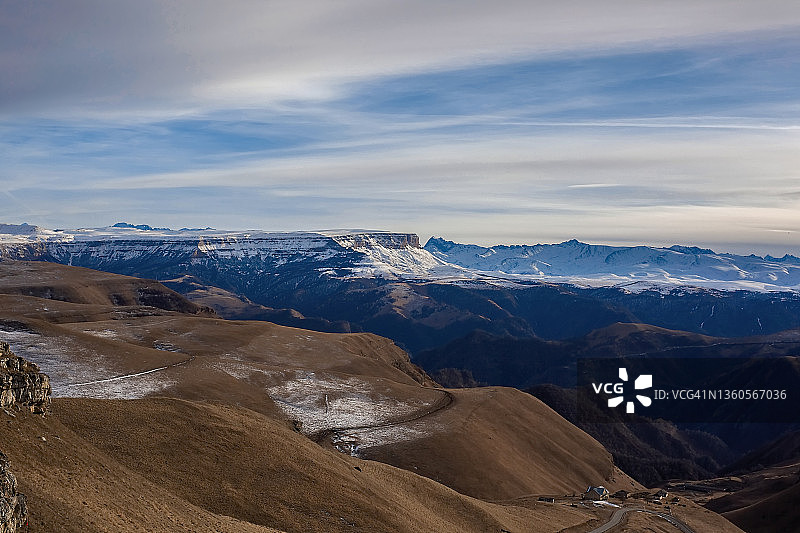 雪山山峰、山间道路和垭口景观图片素材