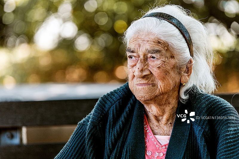 年长的女人在户外的人物肖像图片素材