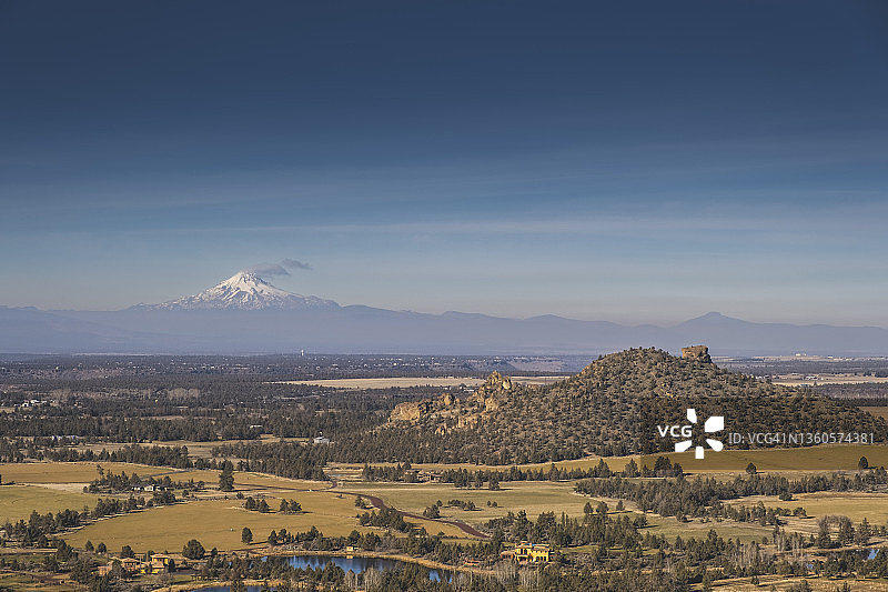 俄勒冈州中部乡村胡德山远景鸟瞰图图片素材