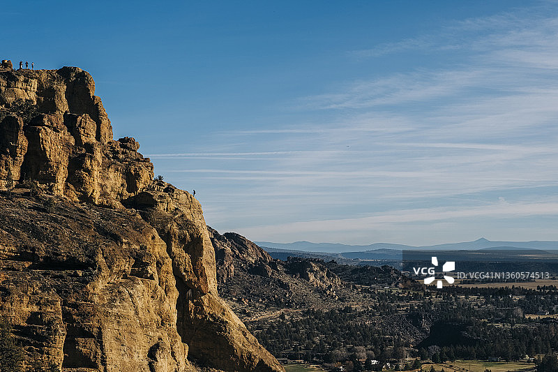 人们聚集在史密斯岩的悲惨山脊顶上观看风景图片素材