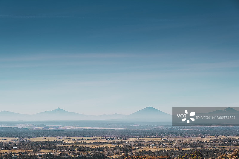 俄勒冈州中部乡村与喀斯喀特山脉的航拍景色图片素材
