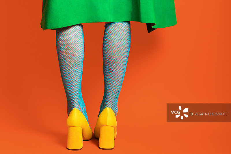 穿着高跟鞋的时尚复古女郎图片素材