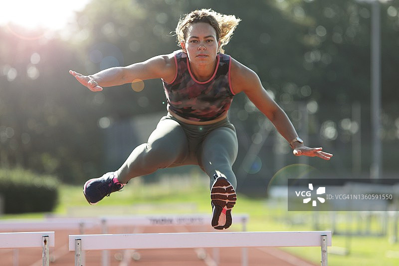 年轻女人跨越障碍图片素材