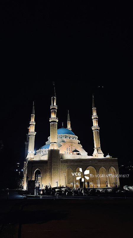 夜晚灯火通明的清真寺图片素材