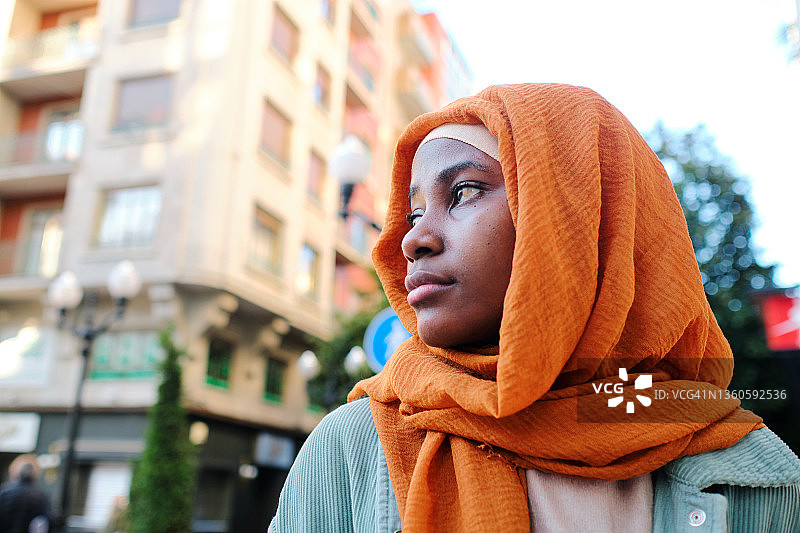 戴着头巾的年轻穆斯林女子在城市里图片素材
