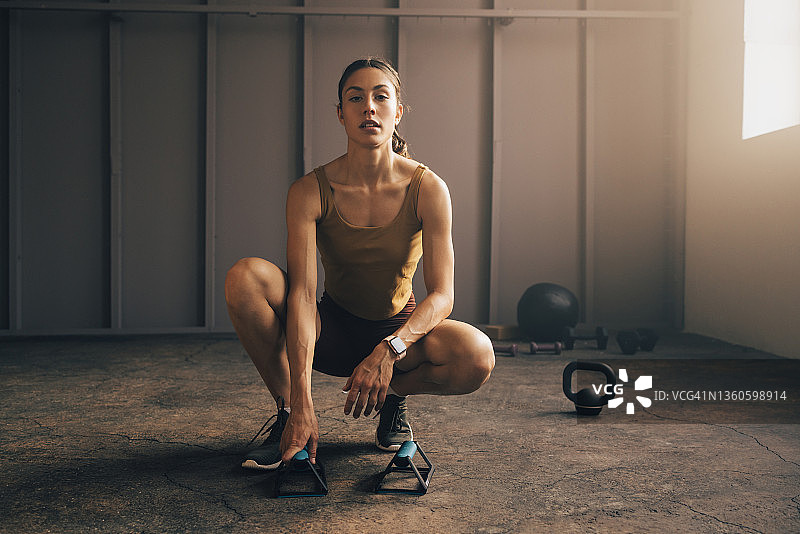 在健身房休息的严肃女性肖像图片素材
