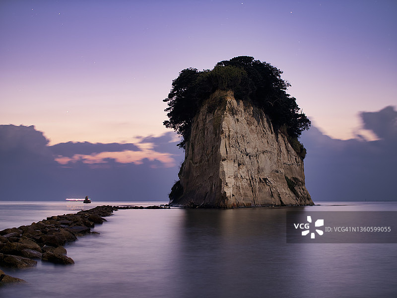 能登半岛前端，石川县珠洲市的见附岛的夜景图片素材