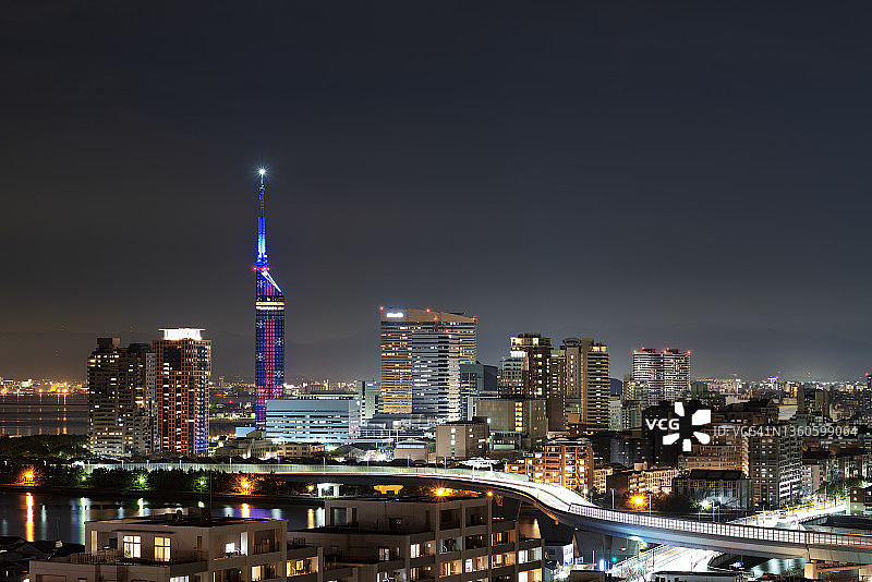 福冈（博多）夜间天际线和福冈塔灯饰图片素材