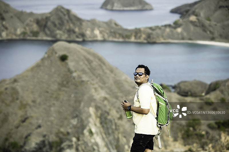 亚洲年轻人在科莫多国家公园拉布汉巴焦帕达尔岛旅行和徒步旅行图片素材