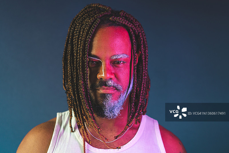 画着胡子的非裔男人肖像图片素材