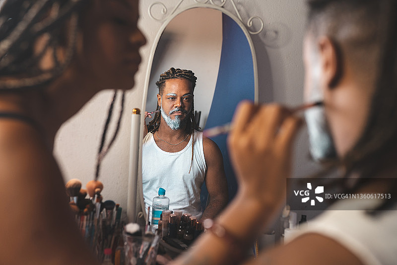 工作室里的脸部彩绘图片素材