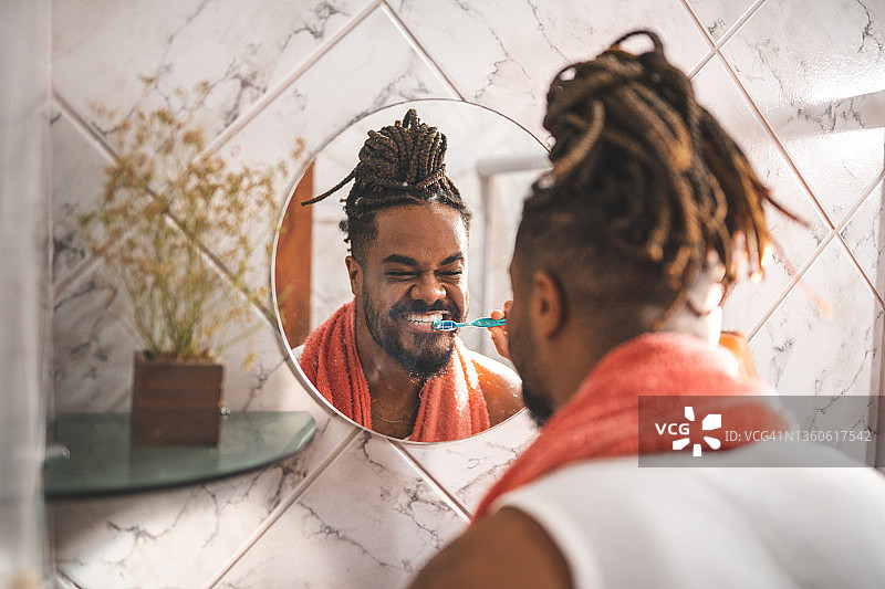 男人在刷牙图片素材