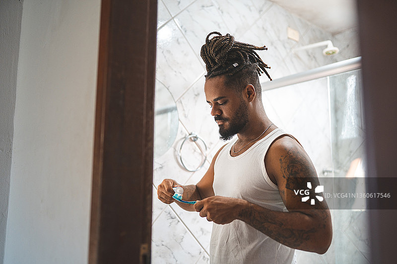 男人在刷牙图片素材