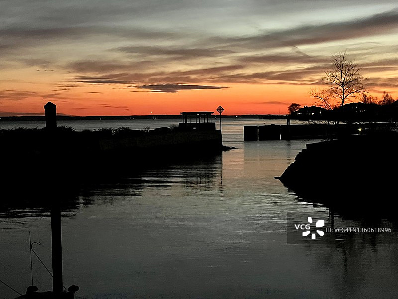 冬季水面日落图片素材