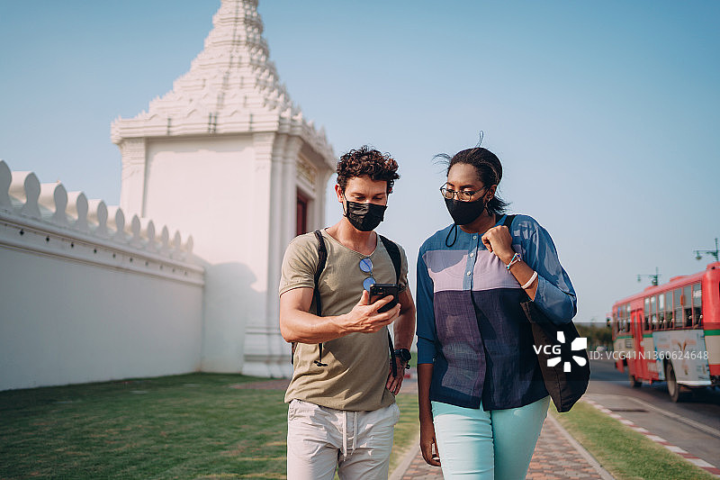 游客在城市观光图片素材