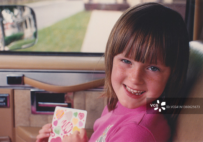 快乐儿童在车内微笑（90年代风格）图片素材